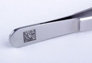 Beschriftung von medizinischen Geräten QR-Code auf einer Pinzette